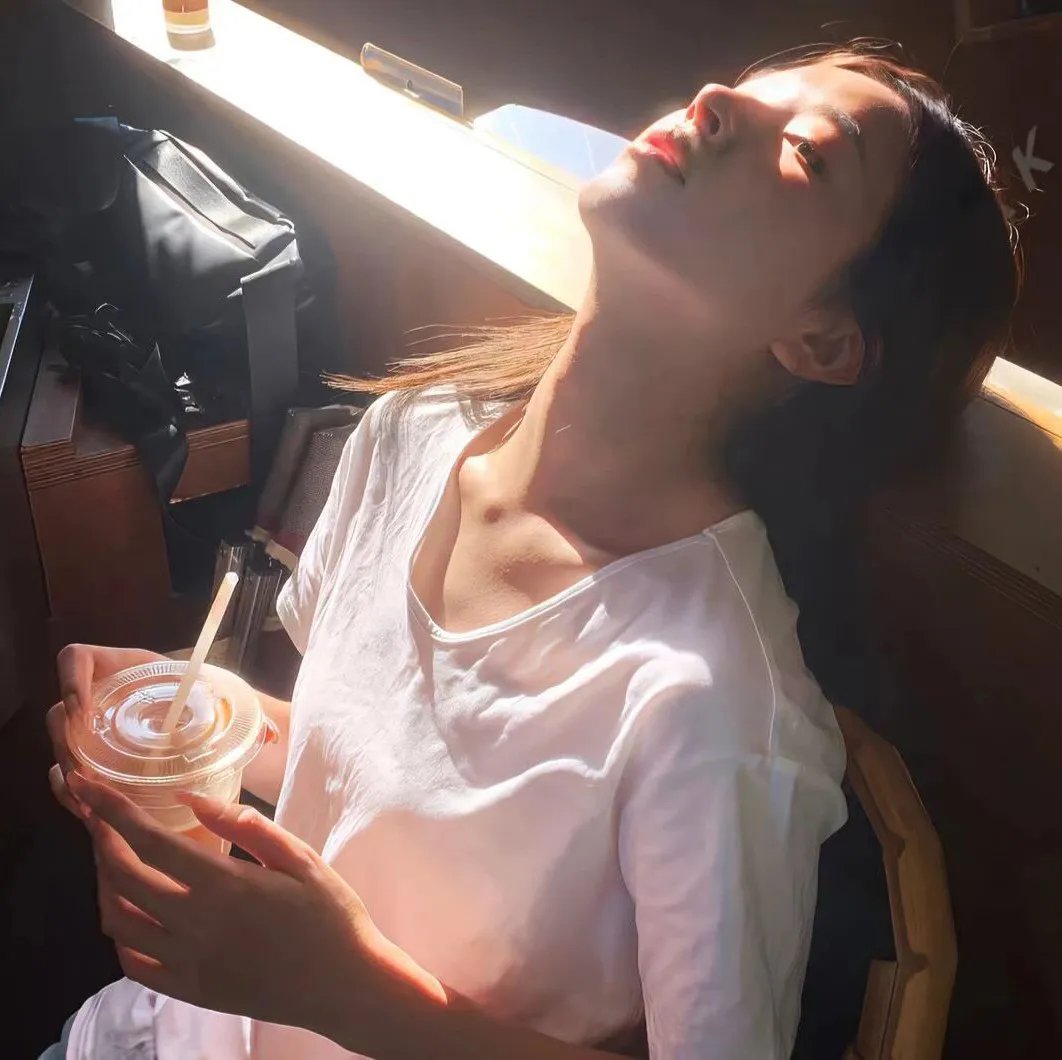 黎明时分的年轻人们